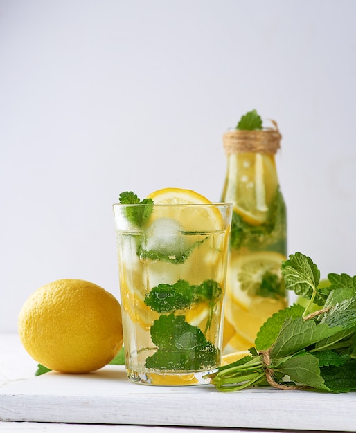 Zomer verfrissend drankje limonade met citroenen, muntblaadjes, limoen in een glas
