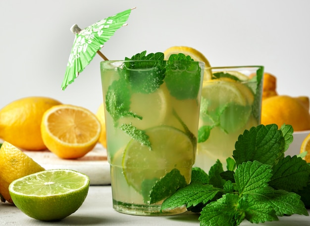 Zomer verfrissend drankje limonade met citroenen, muntblaadjes, limoen in een glas