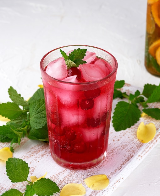 Zomer verfrissend drankje met bessen van veenbessen