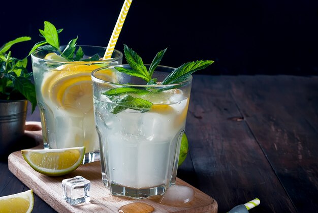 Zomer verfrissend drankje met citroen en munt, mojito