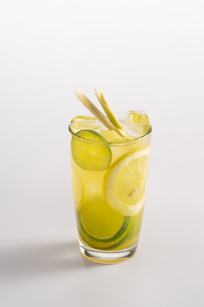 Zomer verfrissende cocktail met ijs en alcohol. Bruisend water, lucifersiroop, mangosiroop, citroensap.
