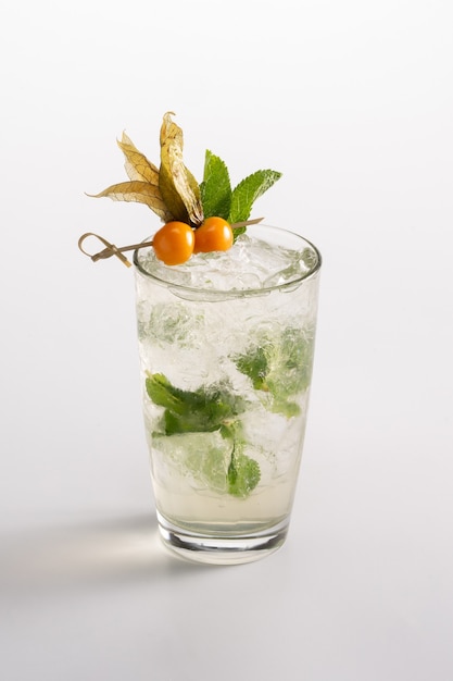 Zomer verfrissende cocktail met ijs en alcohol. Sprite, likeur Triple Sec, rum, vlierbessensiroop, citroensap.