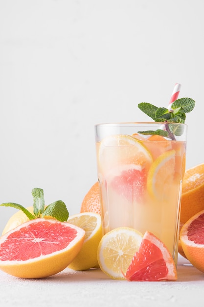 Zomer verfrissende limonade met munt op een lichte achtergrond.