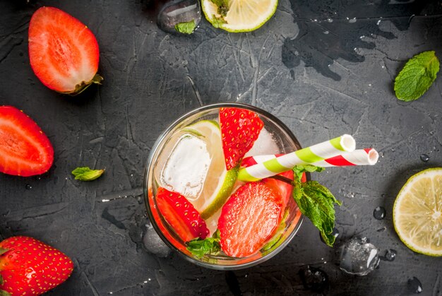 Zomer verfrissende mojito met aardbei