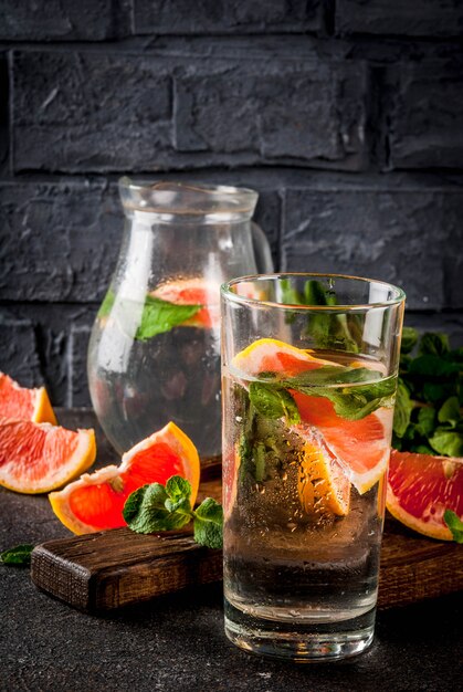 Zomer verfrissing detox waterdrank met roze grapefruit en verse munt