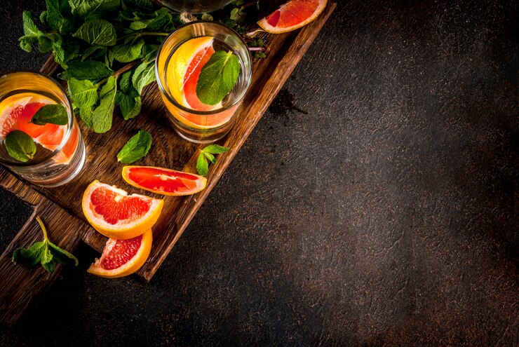 Foto zomer verfrissing detox waterdrank met roze grapefruit en verse munt