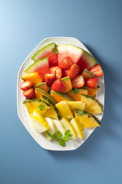 Zomer vers fruit assortiment schotel antipasti watermeloen ananas meloen en aardbeien