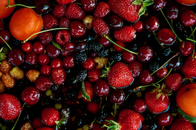 Foto zomer vers fruit en bessen achtergrond aardbeien abrikozen kersen moerbei bes framboos onder natuurlijk licht gezonde voeding natuurlijk dessert biologisch eten