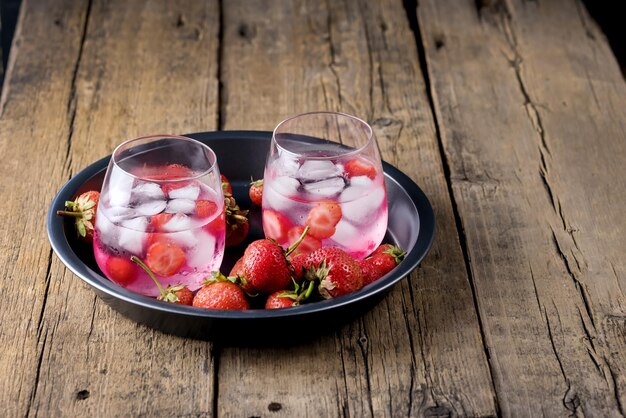 Zomer Vers gearomatiseerd water met infusie Aardbei Detox Water Gezond dieet Drinken IJsblokje