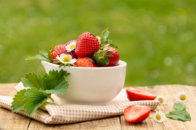 Zomer verse bessen. Geïsoleerde aardbeien op groene grasachtergrond, daglicht