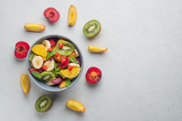 Zomer verse kom met kleurrijke fruitsalade