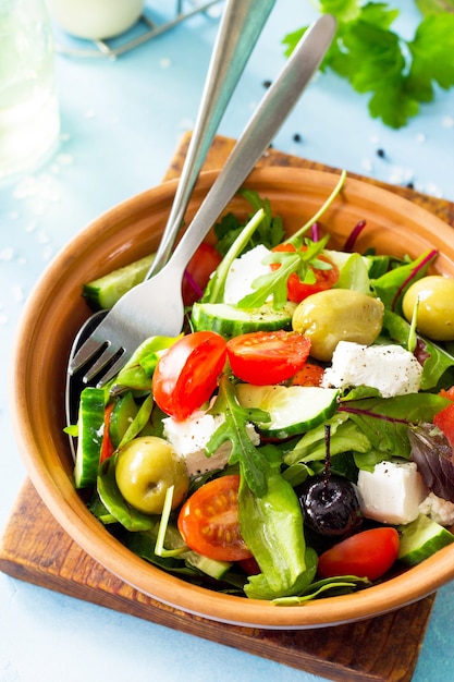 Zomer vitamine salade Griekse salade close-up met verse groenten feta kaas en zwarte olijven