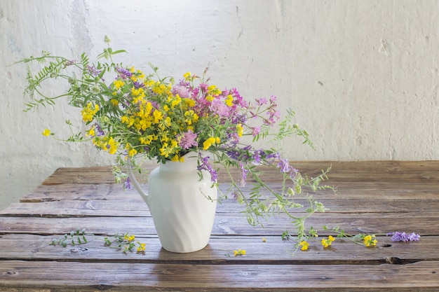 Zomer wilde bloemen op oude houten tafel