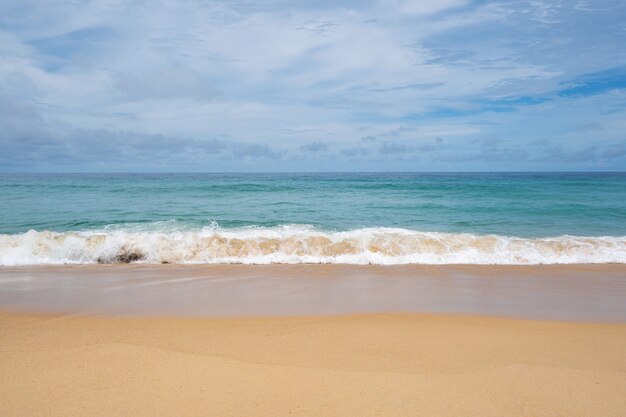 Zomer zandstrand Geweldige zee heldere blauwe lucht en witte wolken Golf crasht op zandige kust leeg strand van Phuket Thailand, leeg strand Concept Reizen en seizoen tour website achtergrond.