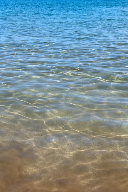 Zomer zee achtergrond textuur van wateroppervlak glanzend blauw water rimpel patroon