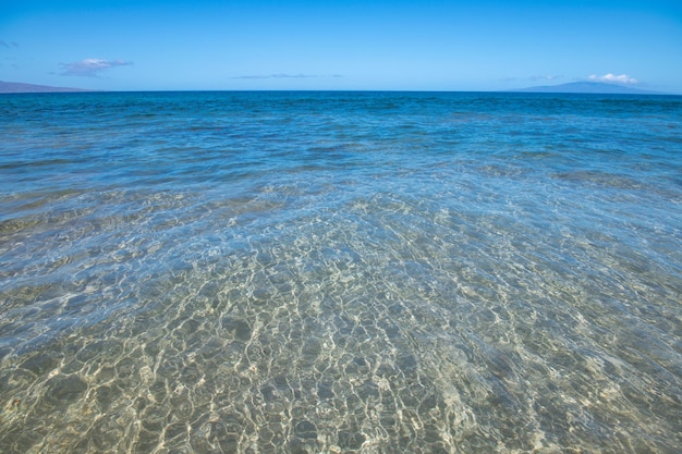 Zomer zee achtergrond. Textuur van wateroppervlak. Glanzende blauwe water rimpel patroon.