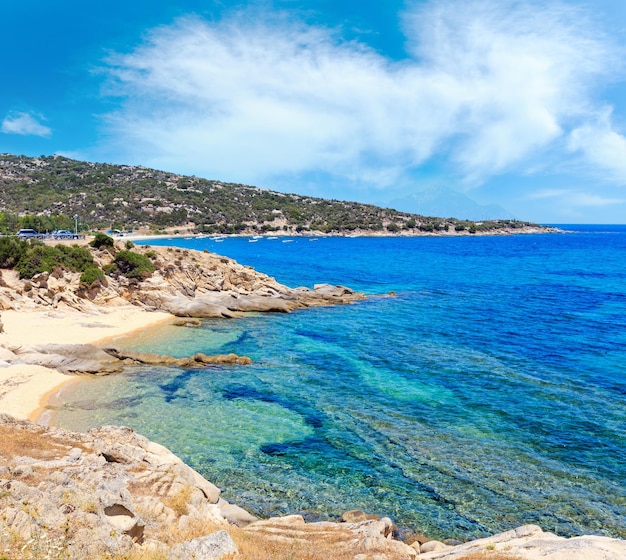 Zomer zee landschap met aquamarijn transparant water en zandstranden Uitzicht vanaf de kust Sithonia Halkidiki Griekenland