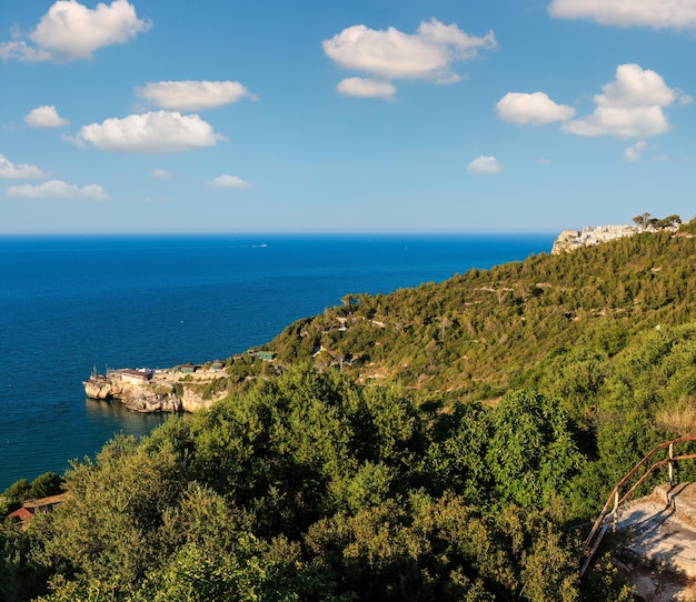 Foto zomer zee peschici stad en kaap trabucco di monte pucci uitzicht op het schiereiland gargano in puglia italië