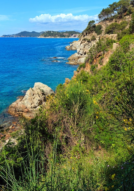 Zomer zee rotsachtige kust landschap Catalonië Costa Brava Spanje