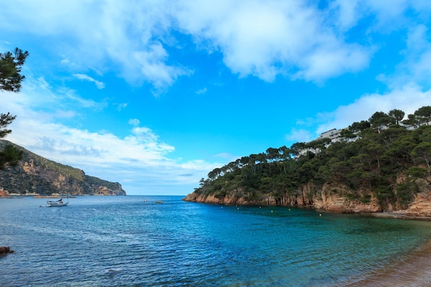 Zomer zee rotsachtige kust uitzicht vanaf strand in de buurt van Palamos Coasta Brava Catalonië Spanje