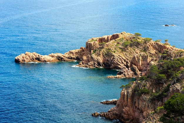 Zomer zee uitzicht op de rotsachtige kust, Costa Brava, Catalonië, Spanje.