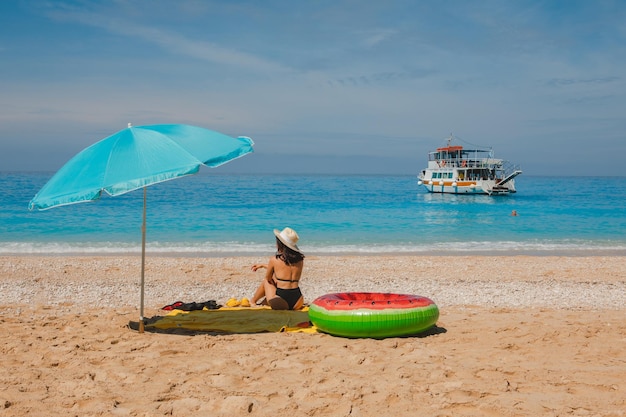 Zomer zee vakantie concept vrouw zonnebaden op het strand kopieer ruimte