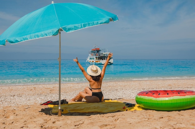 Zomer zee vakantie concept vrouw zonnebaden op het strand