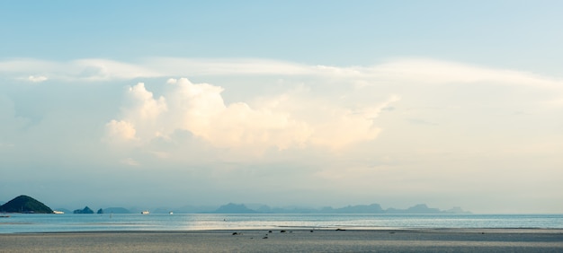 Zomer zeegezicht helder blauwe zee hemel witte wolken