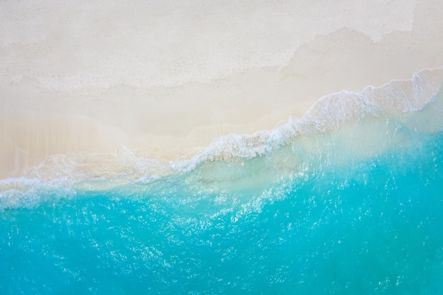 Zomer zeegezicht mooie golven blauw zeewater in zonnige dag Bovenaanzicht van drone Luchtfoto van de zee