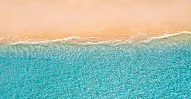 Zomer zeegezicht mooie golven, blauw zeewater in zonnige dag. Top drone-weergave. Luchtfoto van de kust