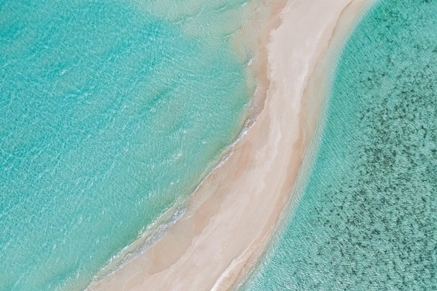 Zomer zeegezicht mooie golven, blauwe zeewater in zonnige dag. Bovenaanzicht van drone. Luchtfoto op zee