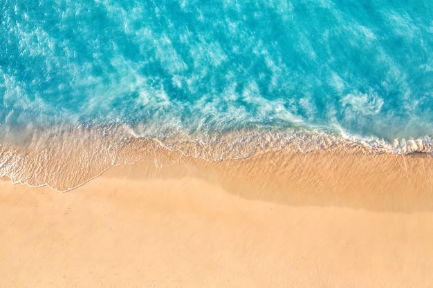 Zomer zeegezicht mooie golven, blauwe zeewater in zonnige dag. Bovenaanzicht van drone. Luchtfoto op zee