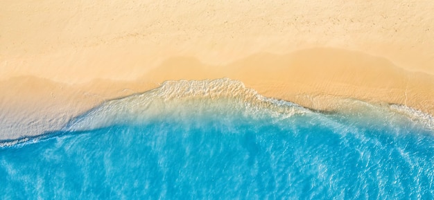 Zomer zeegezicht mooie golven, blauwe zeewater in zonnige dag. Bovenaanzicht van drone. Luchtfoto op zee