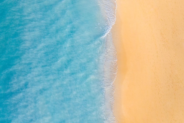 Zomer zeegezicht mooie golven, blauwe zeewater in zonnige dag. Bovenaanzicht van drone. Zee luchtfoto,