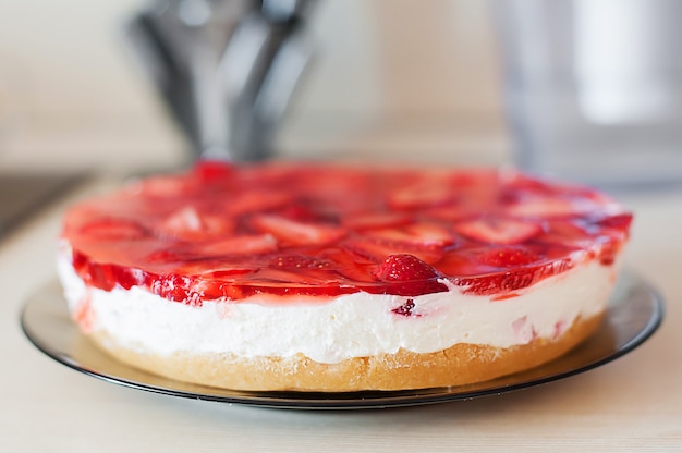 Zomer zelfgemaakte cheesecake met sappige aardbeien