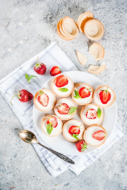 Zomer zoet zelfgemaakt dessert, mini-cheesecakes