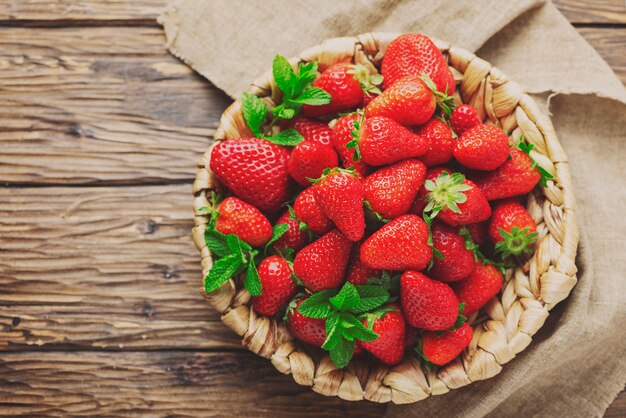 Zomer zoete rode aardbei op de houten tafel