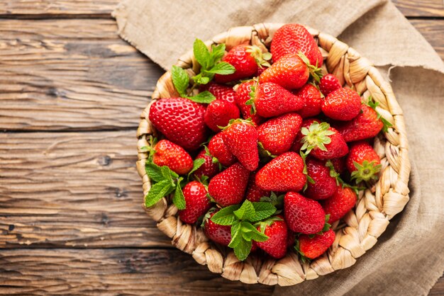 Zomer zoete rode aardbei op de houten tafel