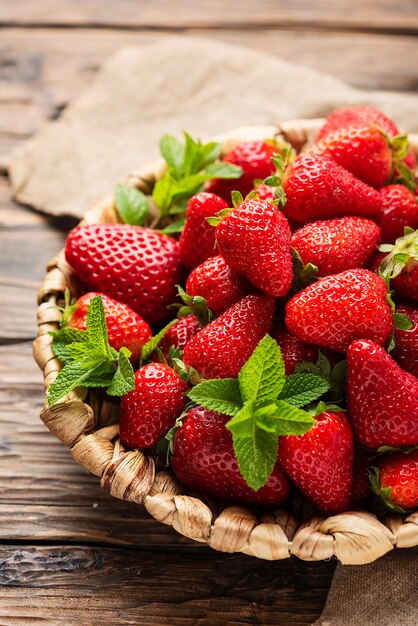 Zomer zoete rode aardbei op de houten tafel