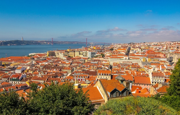 Zomer zonneschijn dag stadsgezicht naar historische oude wijk in Lissabon van Castelo de S. Jorge Portugal.