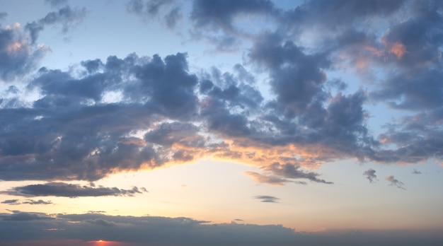 Zomer zonsondergang hemel uitzicht met vlezige wolken. Zomeravond goed weer achtergrond. Drie schoten steek afbeelding met hoge resolutie.