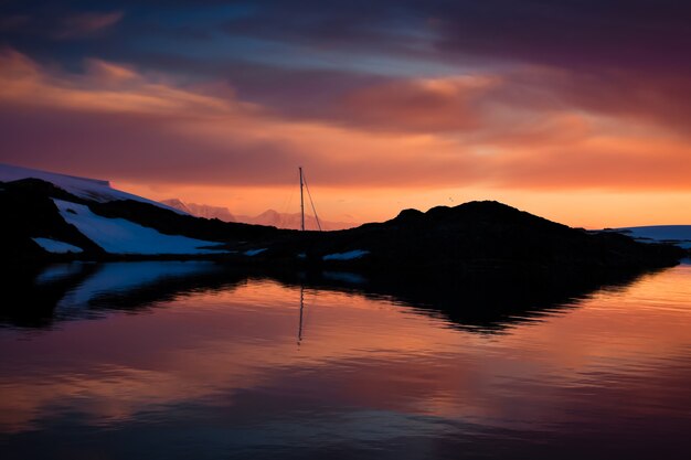 Zomer zonsondergang in antarctica. natuur achtergrond