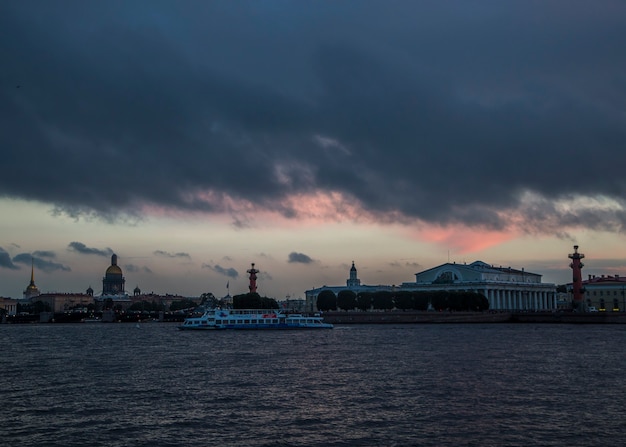 Zomer zonsondergang landschap van sint petersburg rusland