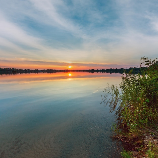 Zomer zonsondergang meer rustig uitzicht