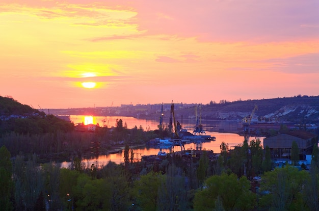 Zomer zonsondergang uitzicht op Sevastopol Town omgeving (Krim, Oekraïne) en kleine zee baai achter