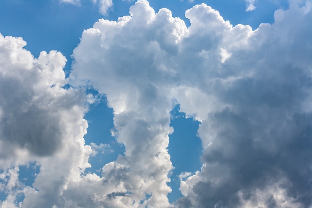 Foto zomer zware cumulus wolken in een blauwe hemel