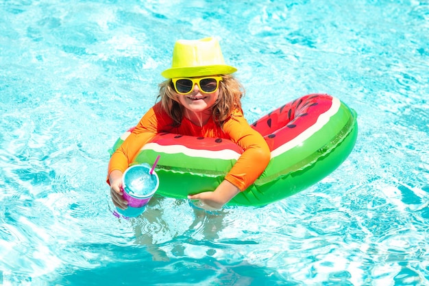 Zomer zwemmen en ontspannen zwemmen op de ring in het zwembad zwembad kind in het zwempad zomer activiteit healt