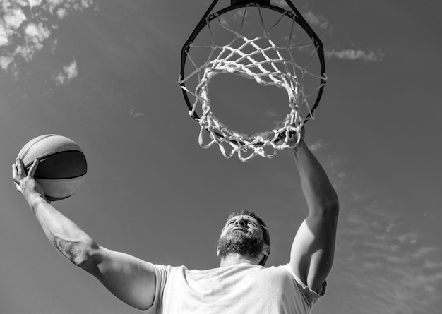 Zomeractiviteit sterke man met basketbalbal op het veld professionele basketbalspeler