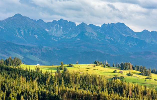 Zomeravond rand bergdorp met achter Tatra-gebergte