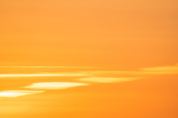 zomeravond, zonsondergang in geel, oranje en roze met wolken, achtergrond